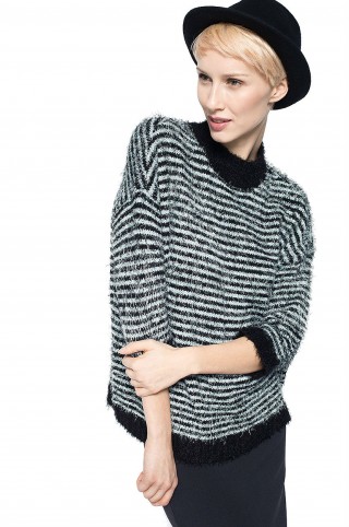 Pulover cu guler la jumatatea gatului, Jacqueline de Yong