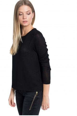 Pulover negru confectionat din tricot subtire, usor transparent