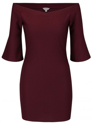 Rochie mini cu model discret si maneci evazate