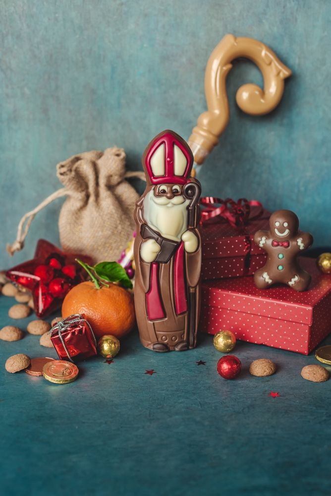 Dulciuri de Mos Nicolae cu figura Sfantului de ciocolata.