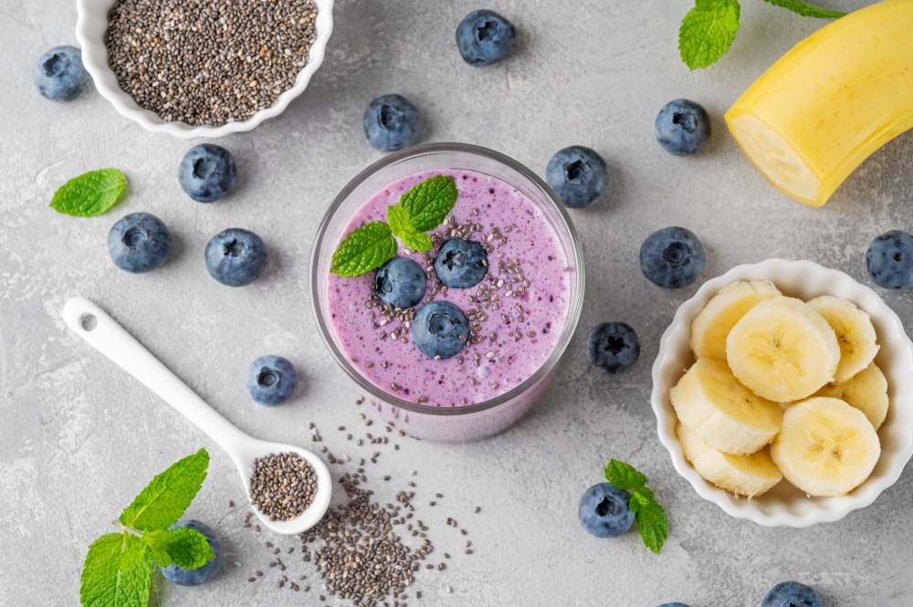 Ingredientele unui smoothie cu proteine, fricte de padure, seminte de chia, banane, migdale si scortisoara