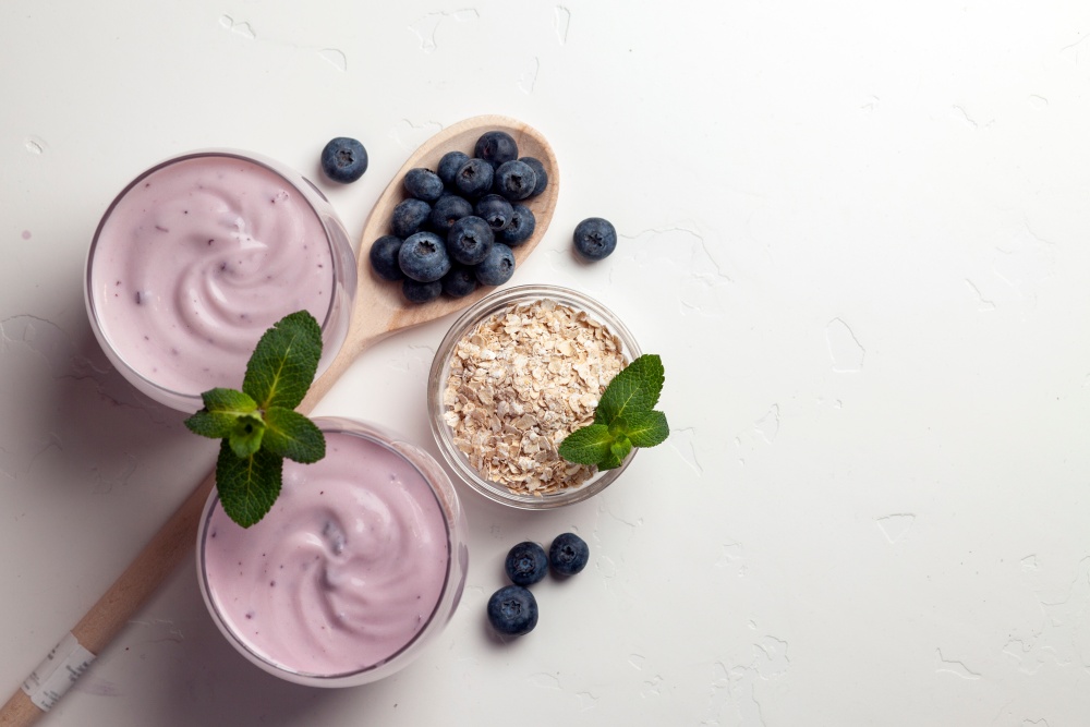 Smoothie cu proteina si fructe de padure pentru par sanatos