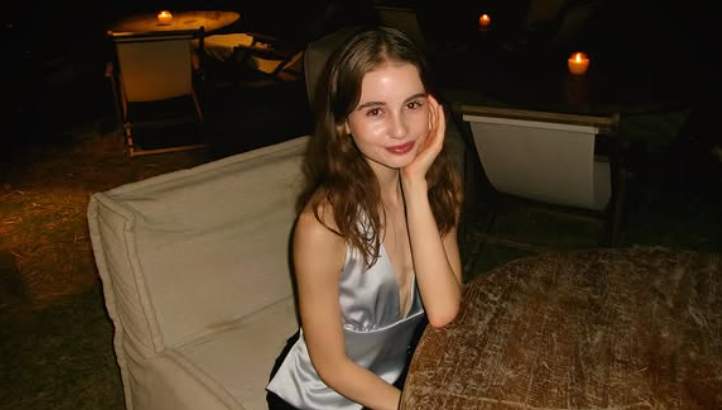 Irina Columbeanu revine la pasiunea pentru artă. Tânăra își prezintă creațiile pe TikTok și este susținută de mama ei