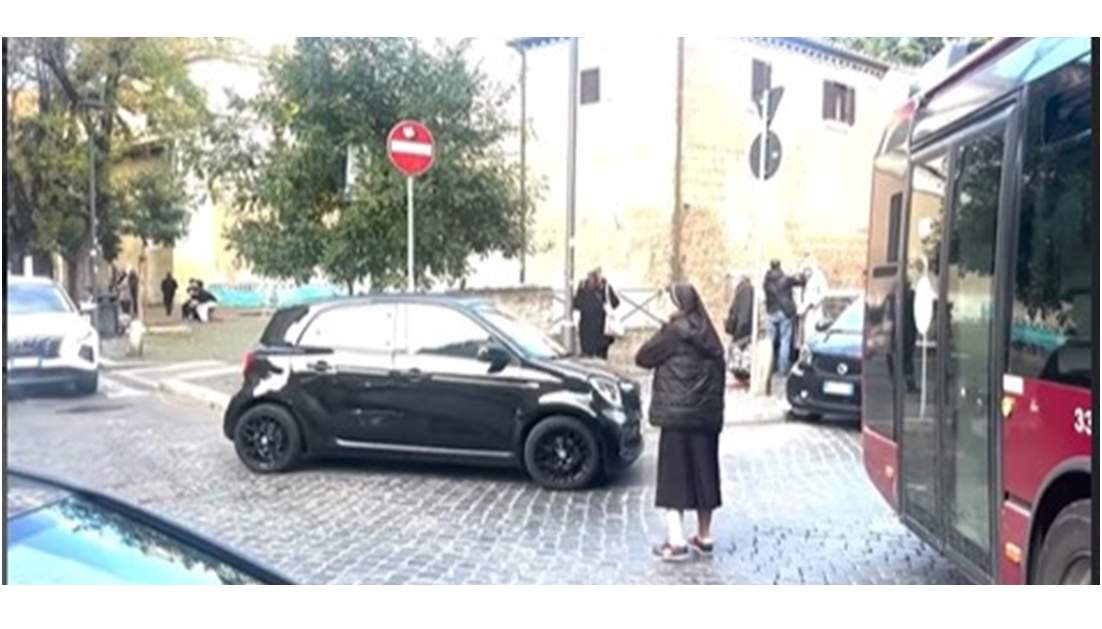 VIDEO: Călugărița româncă fotbalistă care a devenit virală în Roma după ce a sărit să dirijeze traficul blocat lângă Colosseum