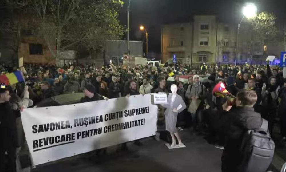 wall-street.ro: Protest spontan în fața CS. Sute de români au ieșit în stradă, după publicarea documentarului Recorder