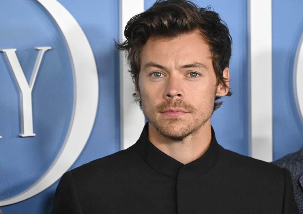 Harry Styles, incident dramatic pe scenă la Wembley. Artistul s-a înecat cu apă în timpul unui concert