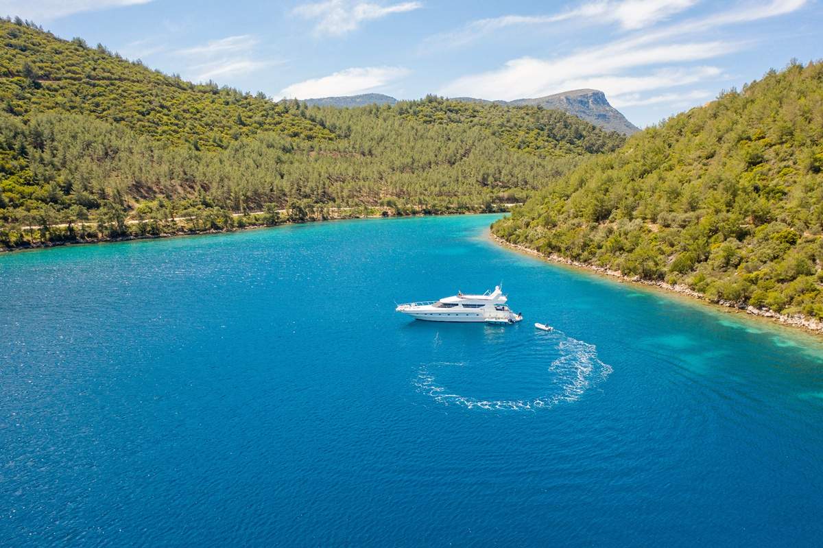 Croaziere albastre în Turcia: de la golfuri ascunse la situri antice