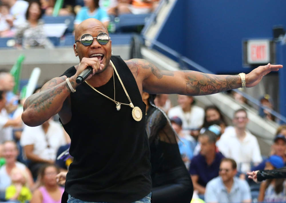 Emil Rengle, moment spectaculos alături de Flo Rida la UNTOLD 2026. Rapperul american i-a dat hainele sale și microfonul