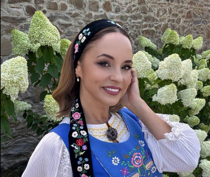 Andreea Marin, Nadia Comăneci și Kira Hagi, întâlnire specială în Transilvania. Cele trei au fost prezente la ritualul nunții sa