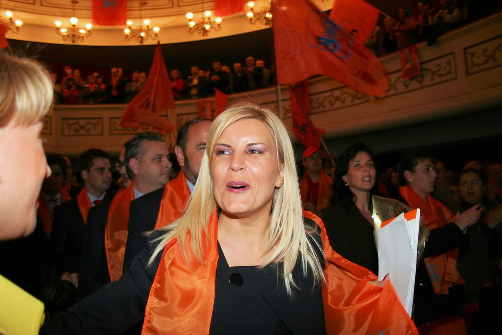 Elena Udrea, apariție de senzație în rolul de nașă: rochie roșie cu trenă și fiica Eva alături