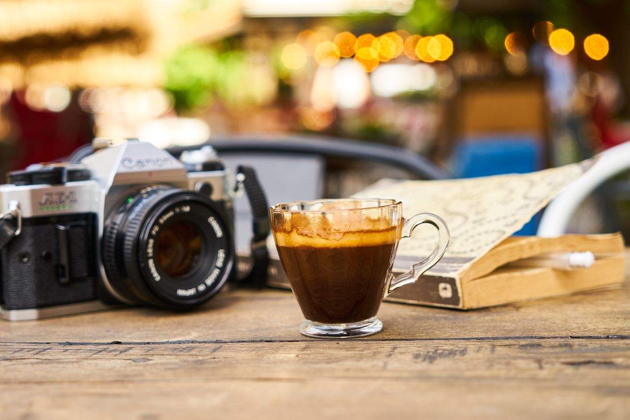 De ce beau italienii cafeaua în picioare? Povestea unui obicei de peste 100 de ani