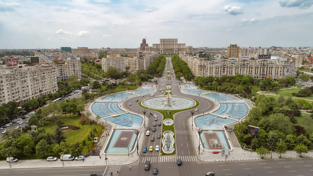 FOTO: Castelul uitat din centrul Bucureștiului, de 4,5 milioane de euro, care pare desprins dintr-un film de groază