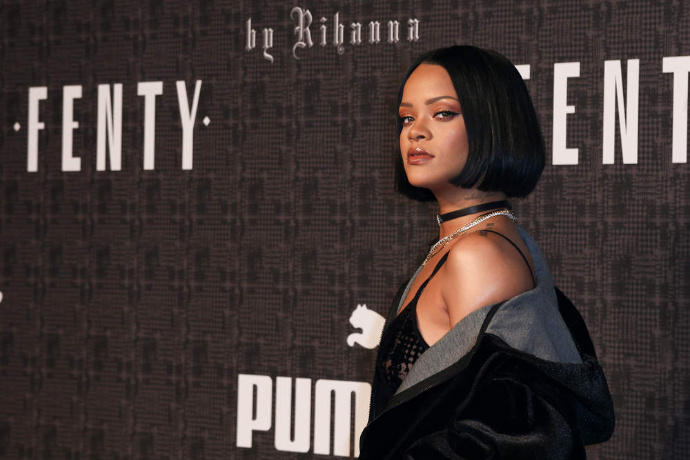Rihanna și fiica ei, ținute asortate la petrecerea de un an a micuței Rocki. Rochii roz create special de Dior