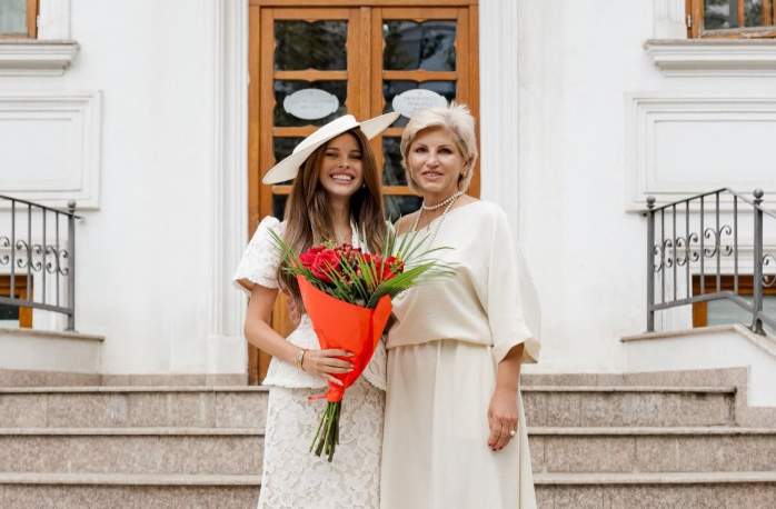 A venit îmbrăcată în alb, ca mireasa! Gestul neașteptat făcut de mama Valeriei Lungu la cununia civilă a fiicei sale